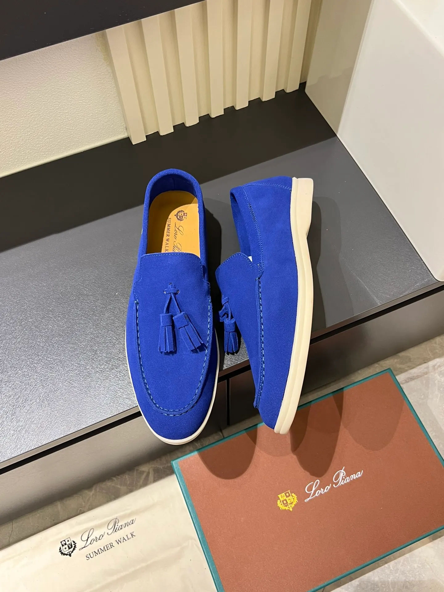 Men's shoes 💰p360 "Loro men's shoes 💰pian'*" Classic L men's shoes for couples 💰p Top version British flat loafers, a must-have item in old money style, the minimalist design is eye-catching and durable, a plus point for dressing The soft foot feel and texture are outstanding. They don’t scratch your feet and are very nice. They are matched with soft and waxy soles. They can be worn daily for a long time without getting tired. They are easy to wear, versatile and classic items, with perfect foot feel and texture! Imported cashmere fabric, the lining is made of imported A-grade water-dyed cow lining, the top version of the genuine leather midsole is sewn with pure handmade mark thread! Size: Female 35-40 (34. Customized) Male 38-44 (45.46. Customized)